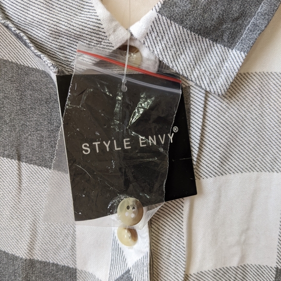 XL Style Envy White/Grey Plaid Blouse/Button-Up - Picture 3 of 5